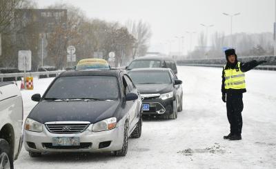 Heavy snow disrupts traffic in China's Liaoning | Heavy snow disrupts traffic in China's Liaoning