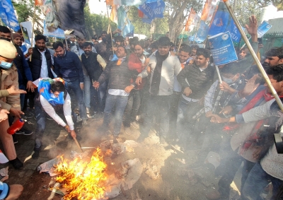 Gujarat NSUI burns effigy of BJP govt in front of Assembly building | Gujarat NSUI burns effigy of BJP govt in front of Assembly building