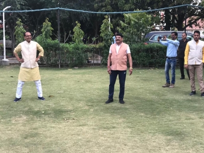 MP crisis: BJP MLAs play cricket at resort in Sehore | MP crisis: BJP MLAs play cricket at resort in Sehore