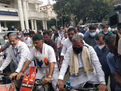 K'taka Cong leaders ride bicycles to Assembly to protest price rise | K'taka Cong leaders ride bicycles to Assembly to protest price rise