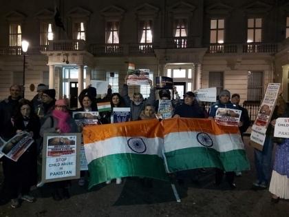 Protest outside Pak High Commission in London over forced conversion of Hindu girl | Protest outside Pak High Commission in London over forced conversion of Hindu girl