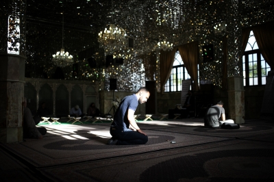Iran mosques to reopen from Monday | Iran mosques to reopen from Monday
