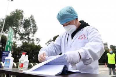 Chinese medics take care of kids as parents quarantined | Chinese medics take care of kids as parents quarantined Chinese medics take care of kids as parents quarantined | Chinese medics take care of kids as parents quarantined