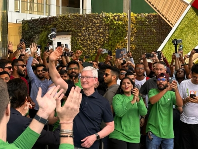 Apple Mumbai store sees huge response as Tim Cook gears up for Delhi opening | Apple Mumbai store sees huge response as Tim Cook gears up for Delhi opening