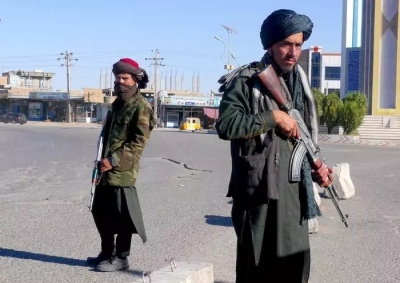 Taliban gunmen checking mobile phones of Kabul residents | Taliban gunmen checking mobile phones of Kabul residents