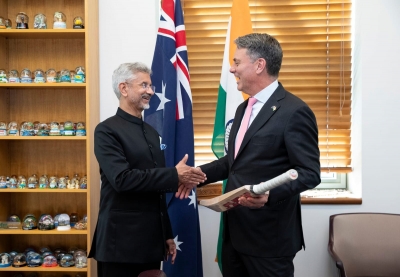 India's Foreign Minister Jaishankar gifts a signed bat from Kohli to Deputy PM of Australia | India's Foreign Minister Jaishankar gifts a signed bat from Kohli to Deputy PM of Australia
