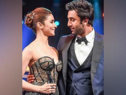 Jeweller sends gold-plated bouquet for Ranbir Kapoor, Alia Bhatt | Jeweller sends gold-plated bouquet for Ranbir Kapoor, Alia Bhatt