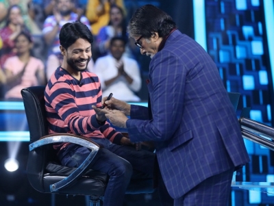 Big B autographs 'KBC 14' contestant's hand out of apprehension | Big B autographs 'KBC 14' contestant's hand out of apprehension
