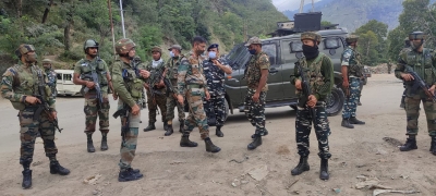 CRPF trooper injured in Srinagar grenade attack | CRPF trooper injured in Srinagar grenade attack CRPF trooper injured in Srinagar grenade attack | CRPF trooper injured in Srinagar grenade attack