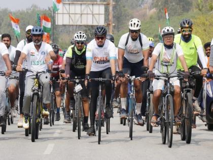 Tejasvi Surya cycles 75 kms from Bengaluru to Kolar, celebrating Azadi Ka Amrit Mahotsav | Tejasvi Surya cycles 75 kms from Bengaluru to Kolar, celebrating Azadi Ka Amrit Mahotsav