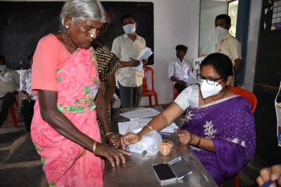 Panchayati polls in Andhra begin on peaceful note | Panchayati polls in Andhra begin on peaceful note