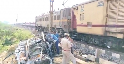 Sec'bad-Vizag Duronto loco damaged after hitting vehicle | Sec'bad-Vizag Duronto loco damaged after hitting vehicle