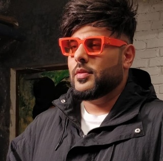 Badshah removes shoes as mark of respect to reality show contestants | Badshah removes shoes as mark of respect to reality show contestants