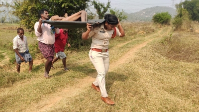 Andhra woman officer carries corpse after villagers refuse | Andhra woman officer carries corpse after villagers refuse