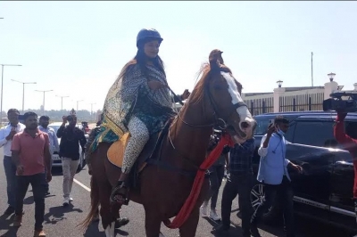 Woman Cong MLA rides a horse to Jharkhand assembly | Woman Cong MLA rides a horse to Jharkhand assembly