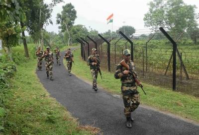 Three Bangladeshi intruders nabbed by BSF in Bengal's Murshidabad | Three Bangladeshi intruders nabbed by BSF in Bengal's Murshidabad