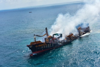 Sri Lanka halts towing burnt cargo ship | Sri Lanka halts towing burnt cargo ship