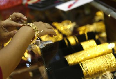 Gold falls for fourth day on profit booking | Gold falls for fourth day on profit booking