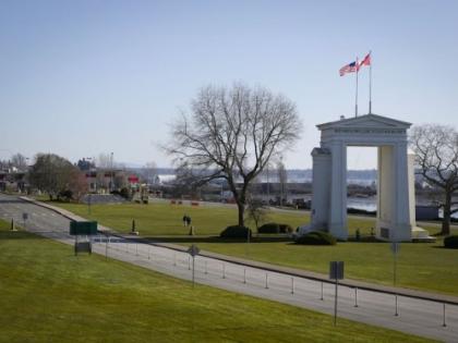 Canadian agency issues alert along US border after mass shootings | Canadian agency issues alert along US border after mass shootings Canadian agency issues alert along US border after mass shootings | Canadian agency issues alert along US border after mass shootings