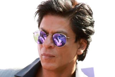 SRK spotted at YRF studios, fans speculate new project | SRK spotted at YRF studios, fans speculate new project