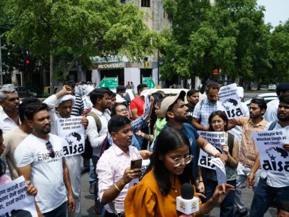 Wrestlers' detention: Student outfits block Janpath road | Wrestlers' detention: Student outfits block Janpath road