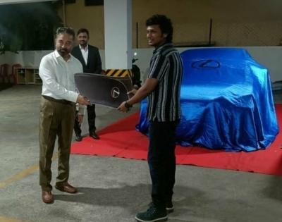 Kamal Haasan gifts car to 'Vikram' director Lokesh Kanakaraj | Kamal Haasan gifts car to 'Vikram' director Lokesh Kanakaraj