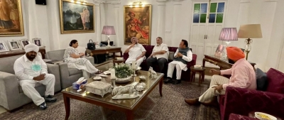 Amarinder hosts dinner in Delhi for select Punjab MPs | Amarinder hosts dinner in Delhi for select Punjab MPs Amarinder hosts dinner in Delhi for select Punjab MPs | Amarinder hosts dinner in Delhi for select Punjab MPs