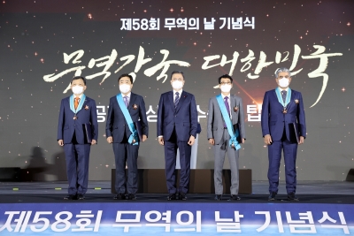 Moon expects S.Korea's trade to post all-time high this yr | Moon expects S.Korea's trade to post all-time high this yr Moon expects S.Korea's trade to post all-time high this yr | Moon expects S.Korea's trade to post all-time high this yr