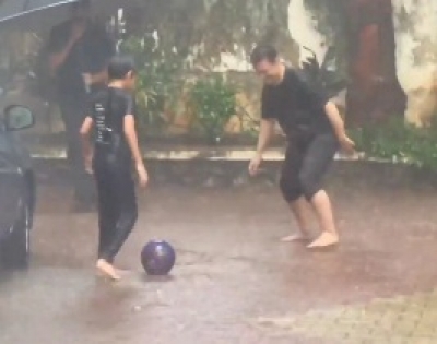 Kicker: Aamir enjoys playing football with son Azad in the rain | Kicker: Aamir enjoys playing football with son Azad in the rain
