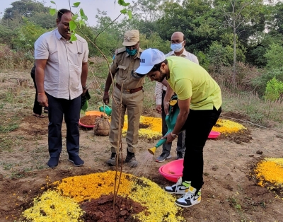 Dulquer Salmaan takes part in Green India Challenge | Dulquer Salmaan takes part in Green India Challenge