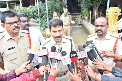 Chittoor police arrest two, seize 1k Karnataka liquor bottles | Chittoor police arrest two, seize 1k Karnataka liquor bottles Chittoor police arrest two, seize 1k Karnataka liquor bottles | Chittoor police arrest two, seize 1k Karnataka liquor bottles