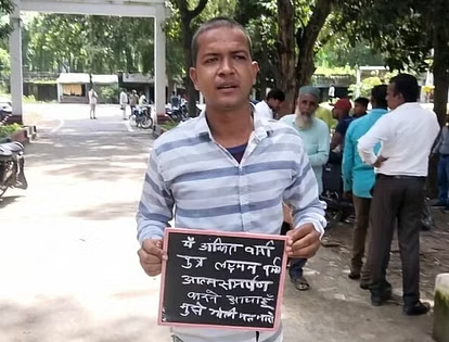 Criminal surrenders in UP with 'Don’t Shoot Me' placard | Criminal surrenders in UP with 'Don’t Shoot Me' placard Criminal surrenders in UP with 'Don’t Shoot Me' placard | Criminal surrenders in UP with 'Don’t Shoot Me' placard