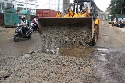 K'taka govt orders road audit to ensure pothole-free roads in B'luru | K'taka govt orders road audit to ensure pothole-free roads in B'luru