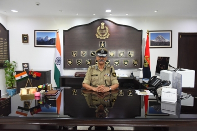 BSF DG reviews operational preparedness of Kashmir Frontier | BSF DG reviews operational preparedness of Kashmir Frontier