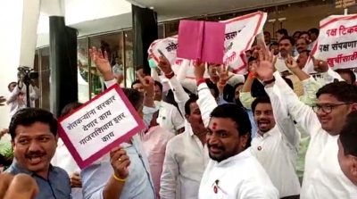 Maha 'Khoke campaign': Shinde group, Oppn MLAs in jostling, fisticuffs outside Legislature | Maha 'Khoke campaign': Shinde group, Oppn MLAs in jostling, fisticuffs outside Legislature Maha 'Khoke campaign': Shinde group, Oppn MLAs in jostling, fisticuffs outside Legislature | Maha 'Khoke campaign': Shinde group, Oppn MLAs in jostling, fisticuffs outside Legislature