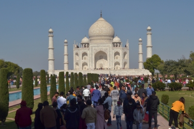 Tourists at the Taj Mahal are scared of simian attacks | Tourists at the Taj Mahal are scared of simian attacks