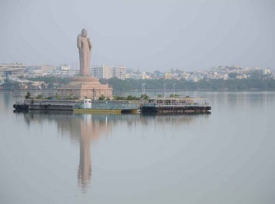 No respite from rain, Hyderabad's Hussain Sagar almost full | No respite from rain, Hyderabad's Hussain Sagar almost full