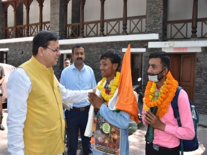 Uttarakhand CM Dhami meets environment activist Shankar Singh Bisht | Uttarakhand CM Dhami meets environment activist Shankar Singh Bisht