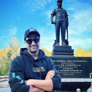 Vicky Kaushal gets a picture clicked with Sam Manekshaw's statue | Vicky Kaushal gets a picture clicked with Sam Manekshaw's statue