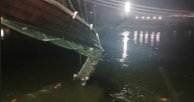 4-yr-old boy survives, parents die in Gujarat's Morbi bridge collapse | 4-yr-old boy survives, parents die in Gujarat's Morbi bridge collapse 4-yr-old boy survives, parents die in Gujarat's Morbi bridge collapse | 4-yr-old boy survives, parents die in Gujarat's Morbi bridge collapse