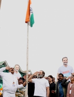 Rahul hoists Tricolour at Srinagar's Lal Chowk | Rahul hoists Tricolour at Srinagar's Lal Chowk