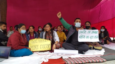 Health services hit in Agra as junior doctors stay away from work | Health services hit in Agra as junior doctors stay away from work
