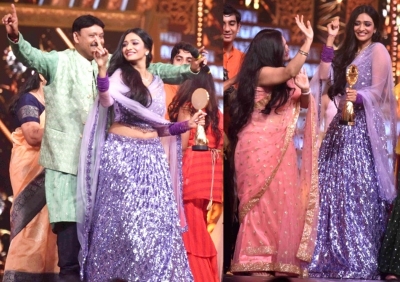 Aishwarya Khare turns emotional seeing her family at awards event | Aishwarya Khare turns emotional seeing her family at awards event Aishwarya Khare turns emotional seeing her family at awards event | Aishwarya Khare turns emotional seeing her family at awards event