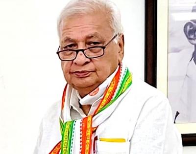 Kerala Guv angry with Police, stages sit-in protest on road | Kerala Guv angry with Police, stages sit-in protest on road Kerala Guv angry with Police, stages sit-in protest on road | Kerala Guv angry with Police, stages sit-in protest on road