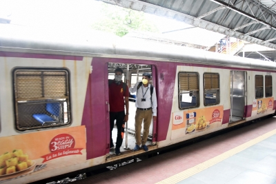 Three WR signal staff run over by Mumbai local train in Palghar | Three WR signal staff run over by Mumbai local train in Palghar