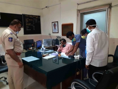 Corona patient's relative attacks doctor at Hyderabad hospital | Corona patient's relative attacks doctor at Hyderabad hospital Corona patient's relative attacks doctor at Hyderabad hospital | Corona patient's relative attacks doctor at Hyderabad hospital