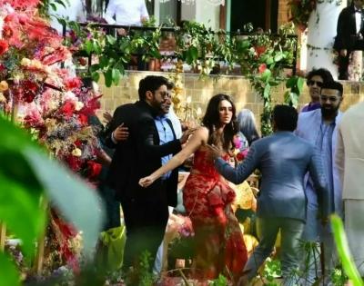 Javed Akhtar reads out a poem, Shankar sings as Farhan marries Shibani Dandekar | Javed Akhtar reads out a poem, Shankar sings as Farhan marries Shibani Dandekar Javed Akhtar reads out a poem, Shankar sings as Farhan marries Shibani Dandekar | Javed Akhtar reads out a poem, Shankar sings as Farhan marries Shibani Dandekar