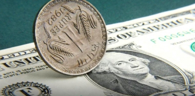 Rupee falls to record low against US dollar | Rupee falls to record low against US dollar