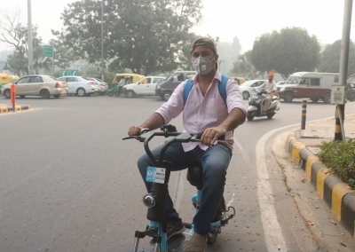 Haze blankets Delhi as air quality worsens to 'severe' | Haze blankets Delhi as air quality worsens to 'severe'