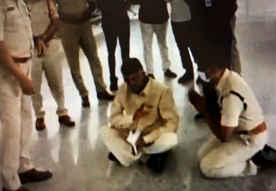 High drama at Tirupati airport as Naidu stages sit-in | High drama at Tirupati airport as Naidu stages sit-in